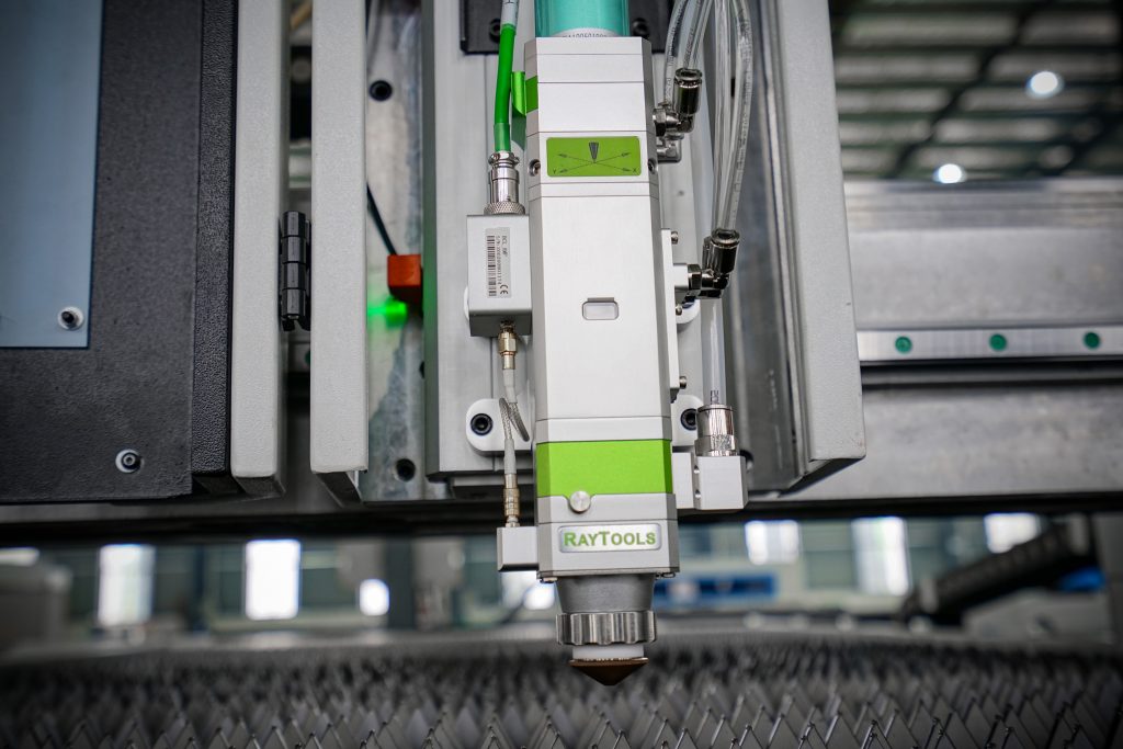 3015 Platform tunggal Mesin pemotong logam laser serat 3000w Raycus IPG laser power